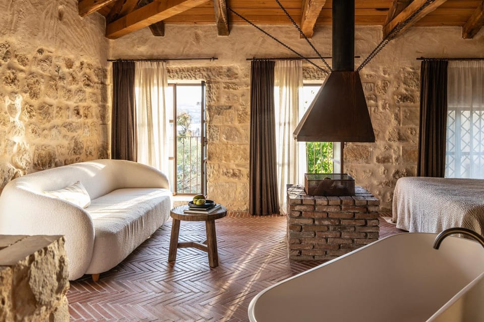 Photo of the whole room, Seating area