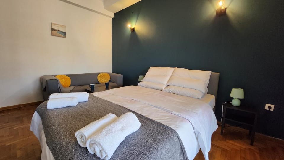Communal lounge/ TV room, Bed, Bedroom