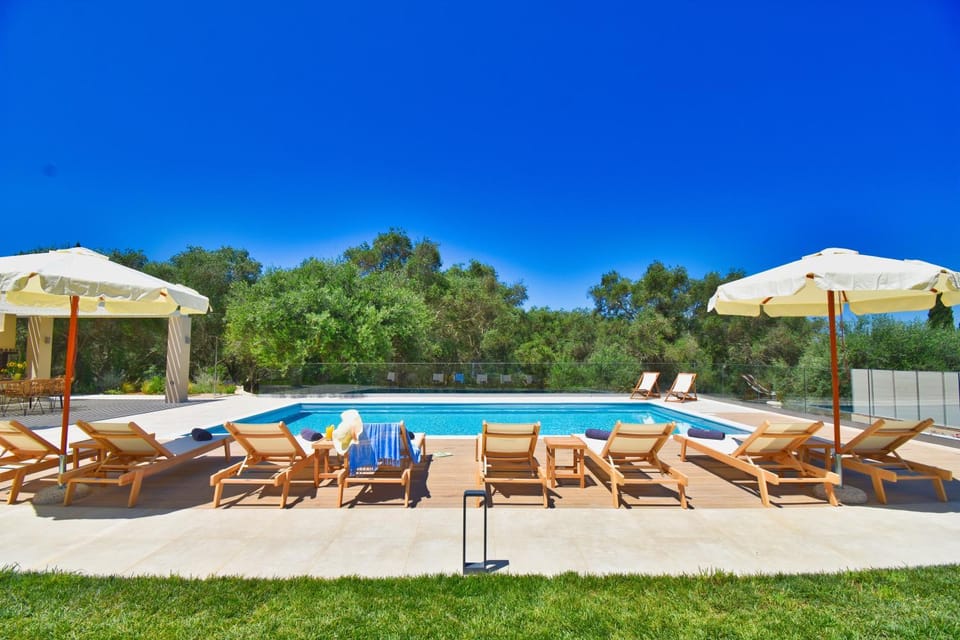 Garden view, Pool view, Swimming pool, sunbed