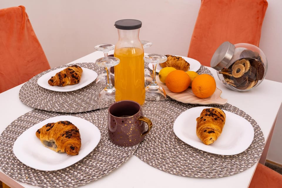 Food and drinks, Food, Continental breakfast, Dinner, Drinks