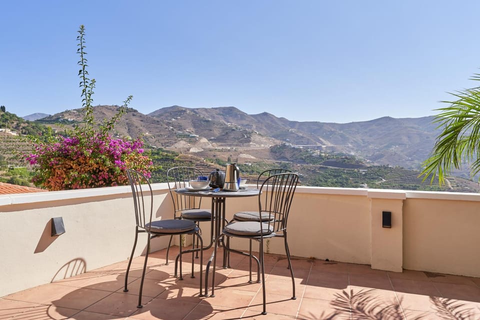 Property building, Balcony/Terrace, Living room