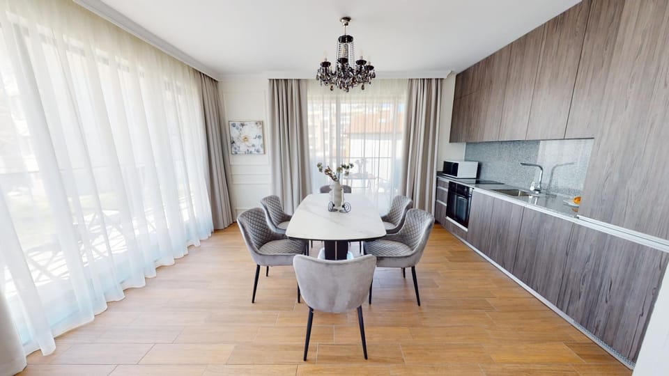 Kitchen or kitchenette, Dining area