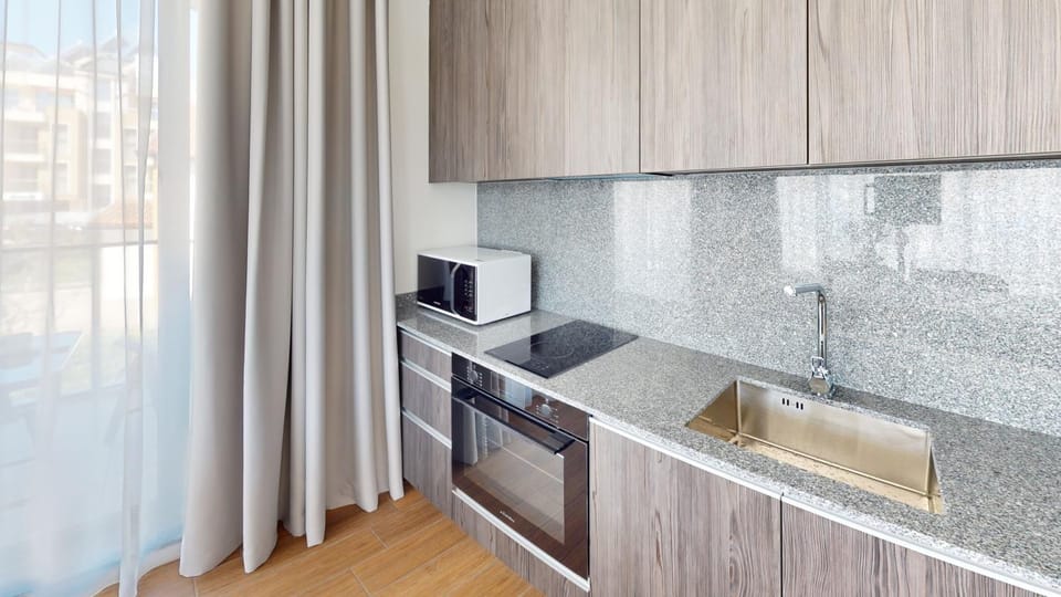 Kitchen or kitchenette, minibar
