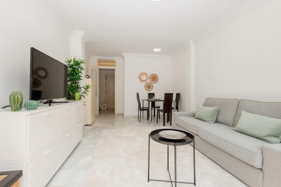 Communal lounge/ TV room, TV and multimedia, Living room, Lounge or bar, Seating area, Dining area