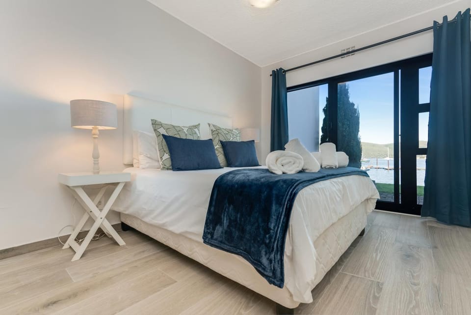 Bed, Natural landscape, Photo of the whole room, Bedroom, towels