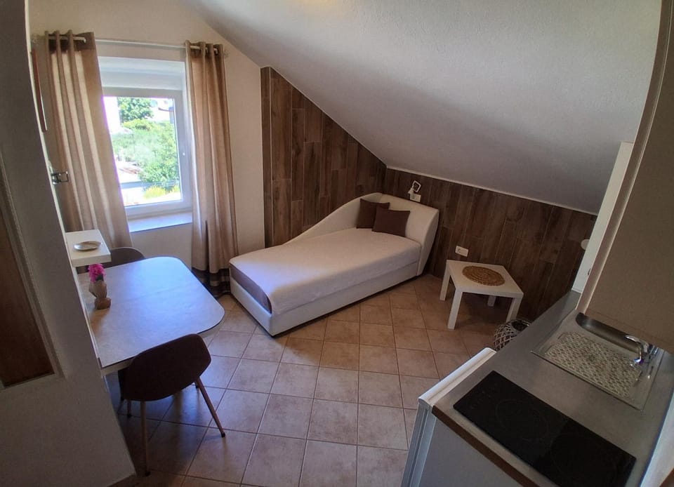 Bed, Kitchen or kitchenette