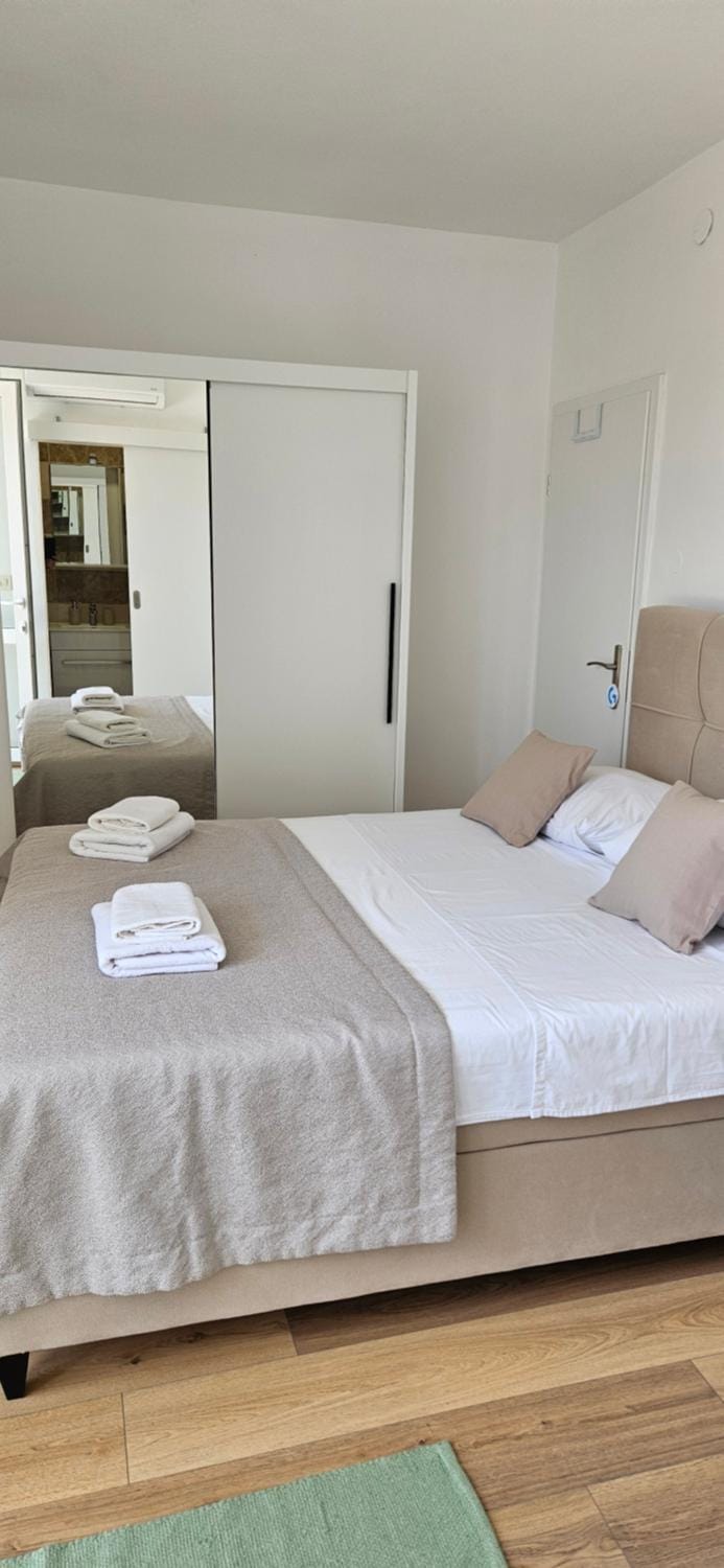 Bed, Photo of the whole room, Bedroom, towels