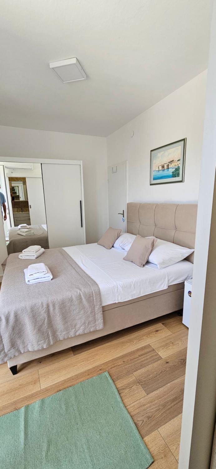 Bed, Photo of the whole room, Bedroom, towels