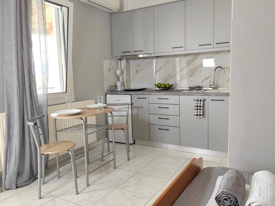 Kitchen or kitchenette, Dining area, stove