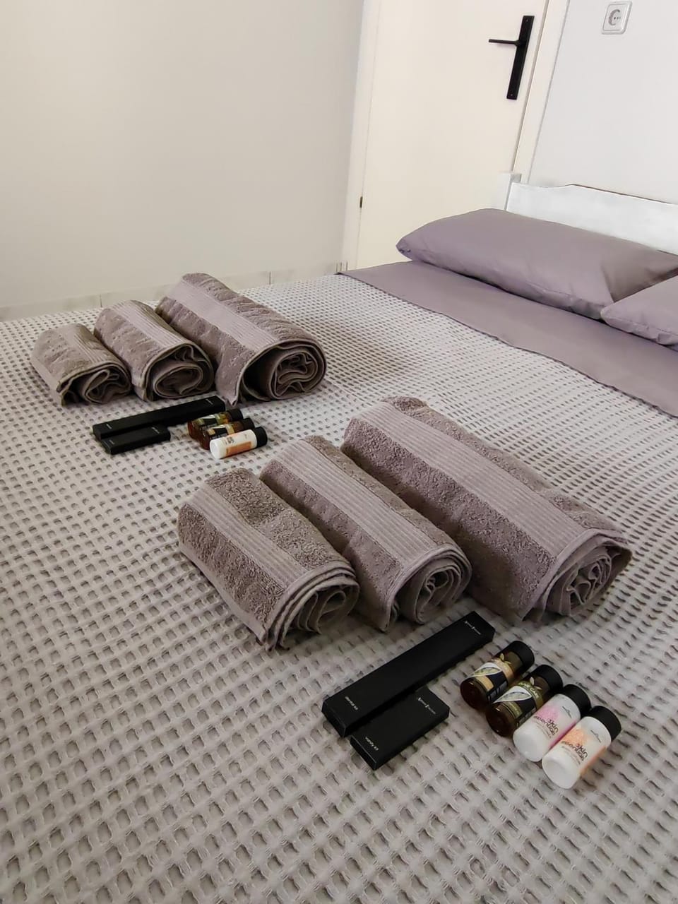 Bed, towels