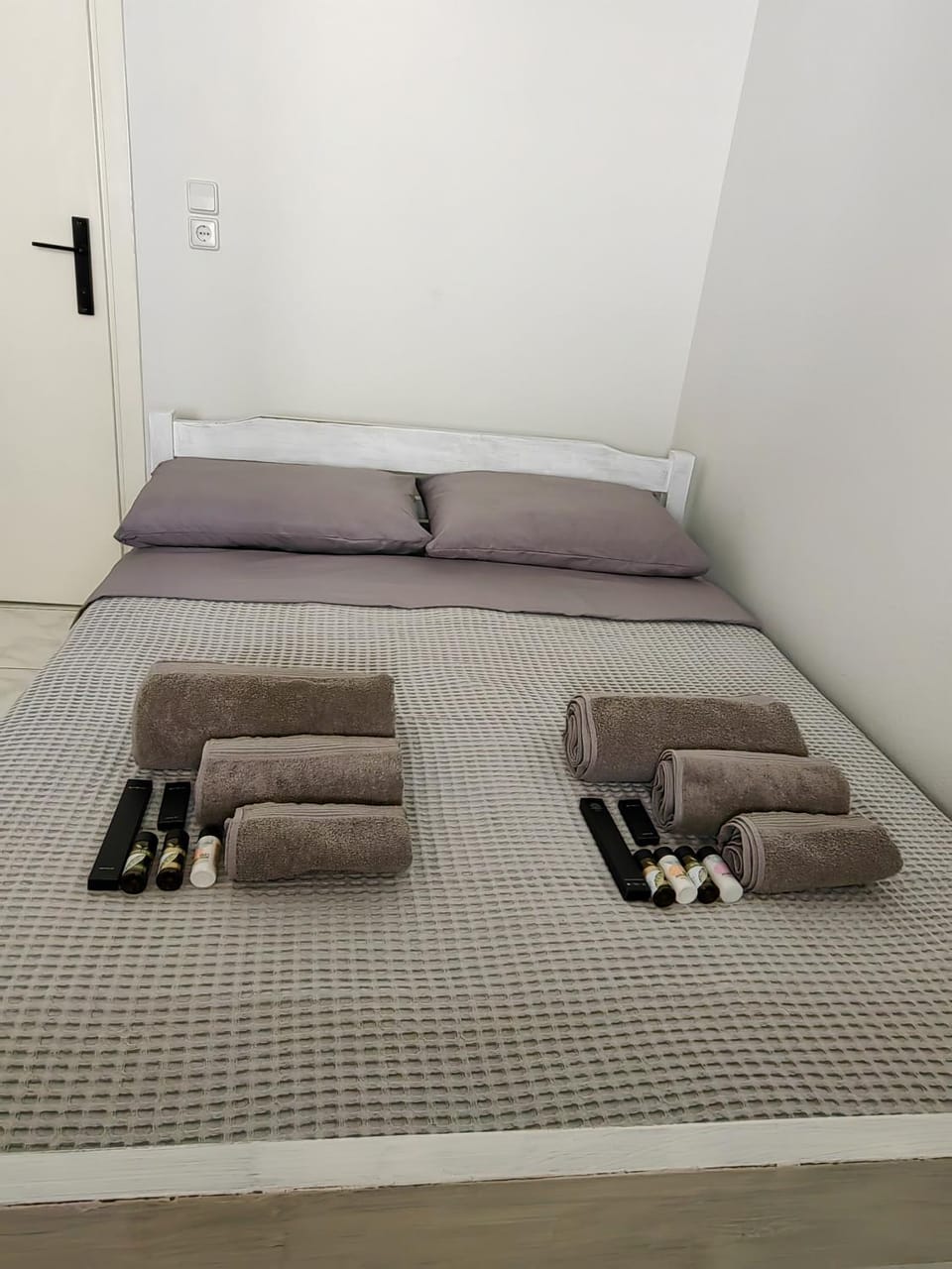 Bed, Bedroom, towels