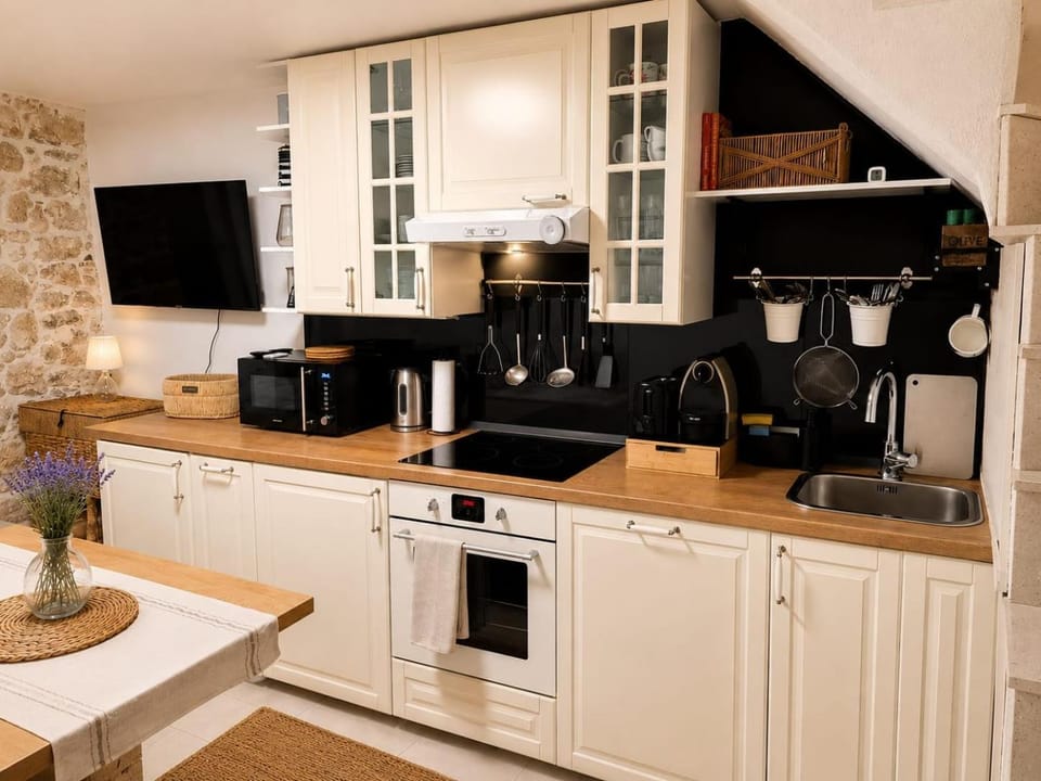 Coffee/tea facilities, microwave, kitchen