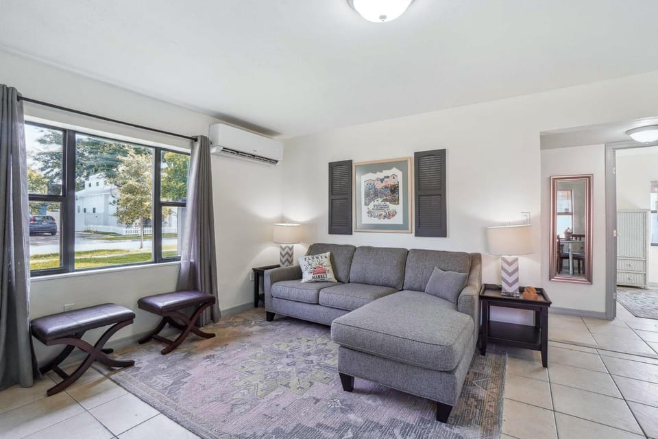 6 Mi to Downtown Orlando: Quiet Home w/ Sunroom House in Winter Park