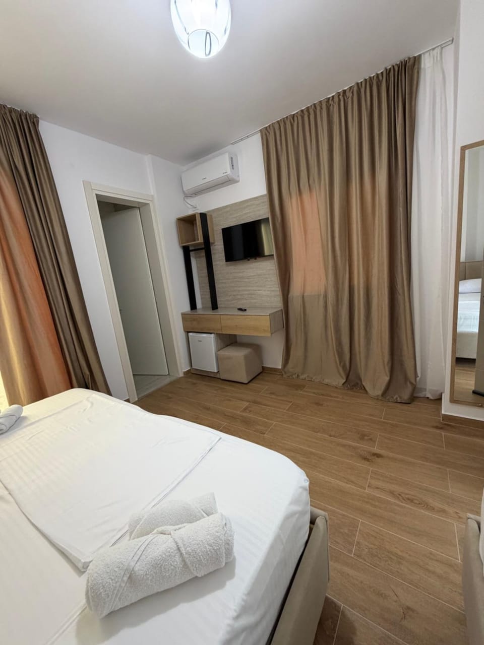 Bed, TV and multimedia, Photo of the whole room, Bedroom, towels, wardrobe, air conditioner