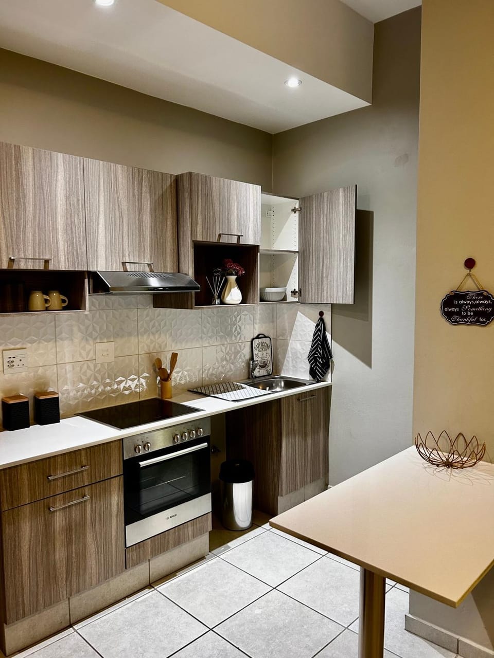 Neat and cozy apartment in central Rosebank with unlimited Wi-Fi and backup power Apartment in Johannesburg