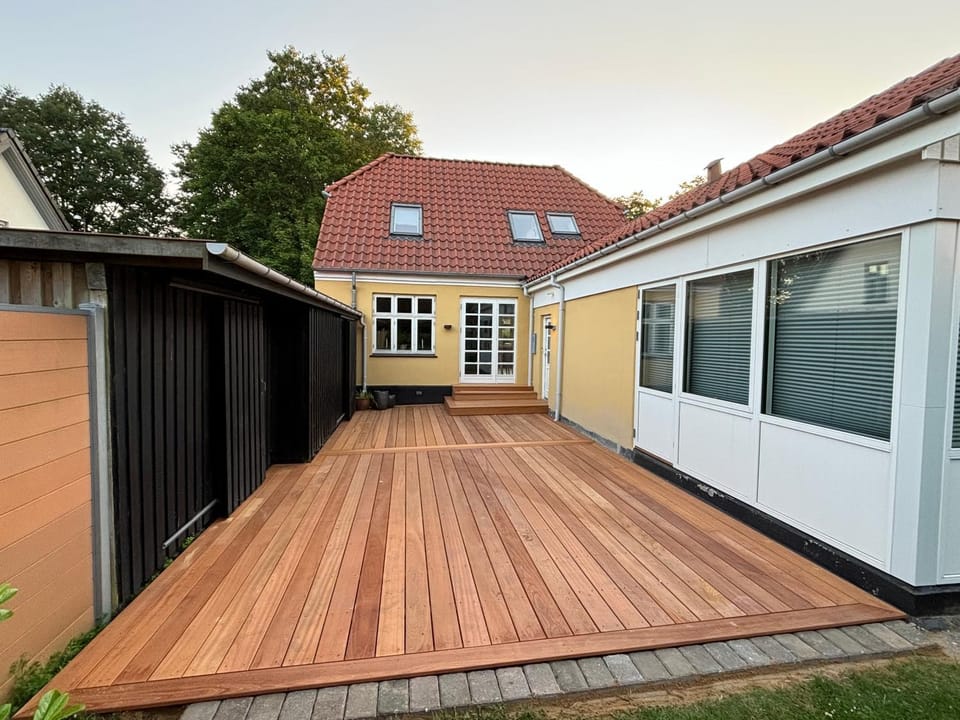 Property building, Day, Balcony/Terrace