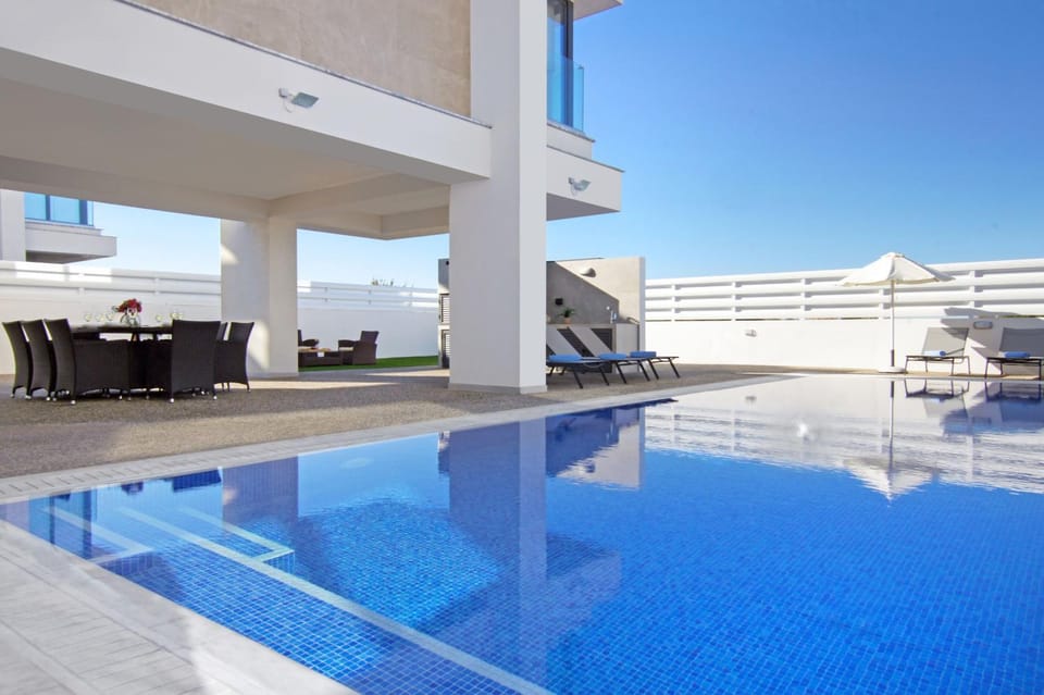 Patio, Swimming pool, sunbed