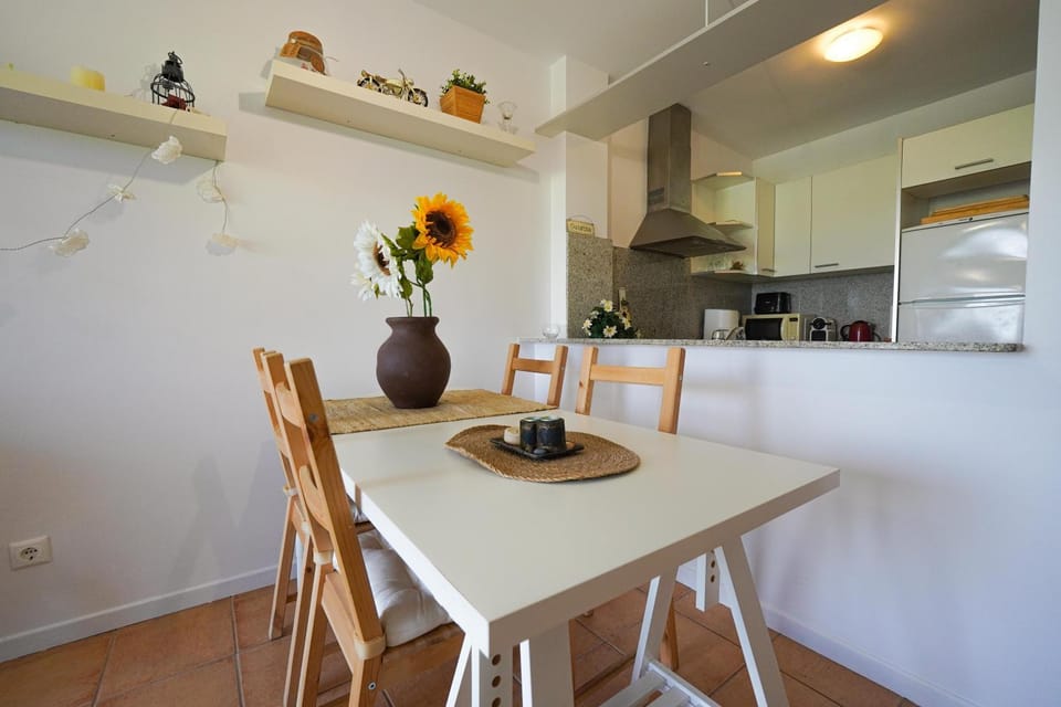 Kitchen or kitchenette, Dining area, minibar