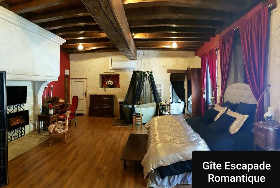 Bed, TV and multimedia, Photo of the whole room, Seating area, Bedroom
