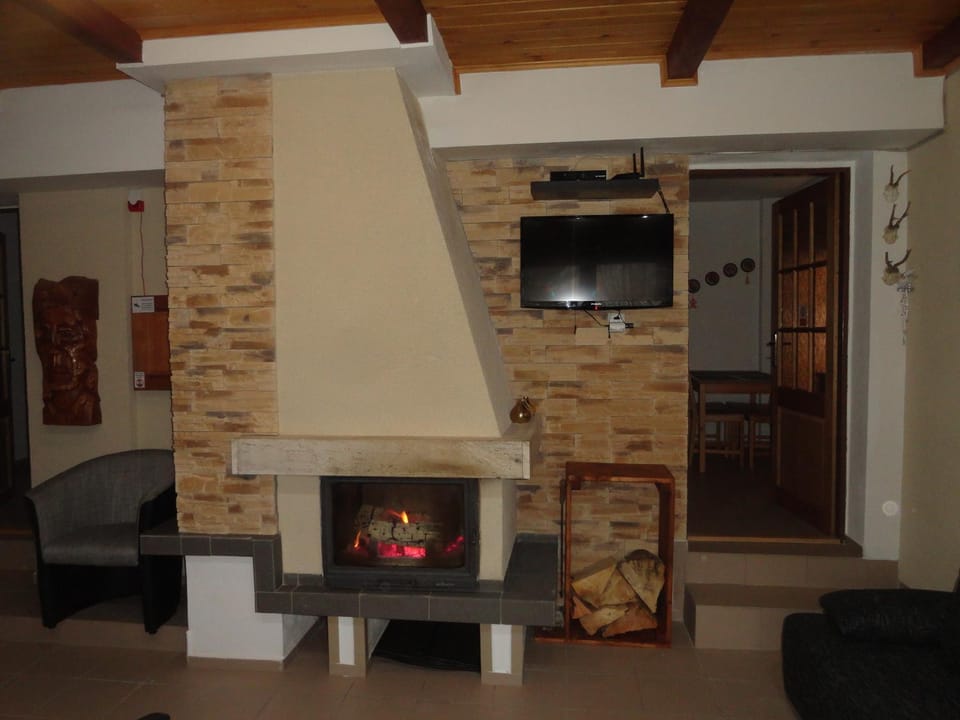 Communal lounge/ TV room, TV and multimedia, Living room, Decorative detail