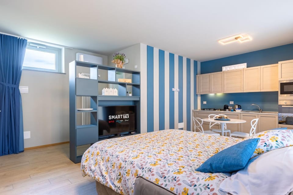 Bed, Kitchen or kitchenette, Photo of the whole room, Dining area, Bedroom, minibar, pet friendly, stove