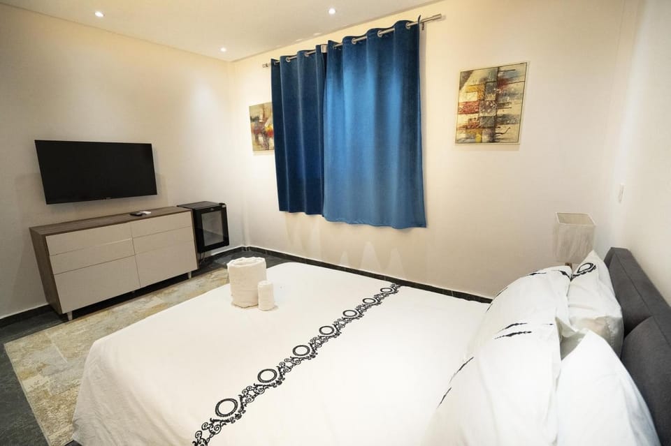 Bed, TV and multimedia, Photo of the whole room, Bedroom