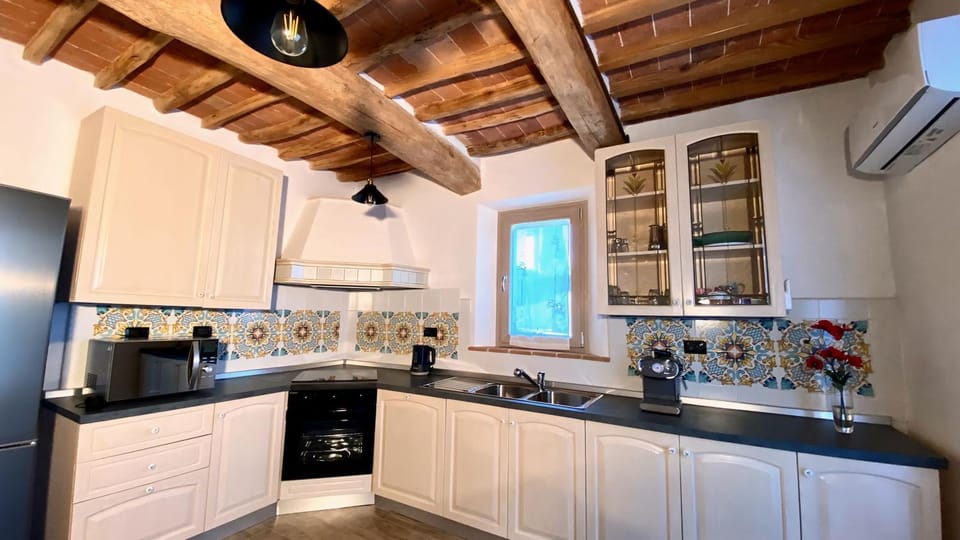 Coffee/tea facilities, Kitchen or kitchenette, dishwasher, microwave, stove