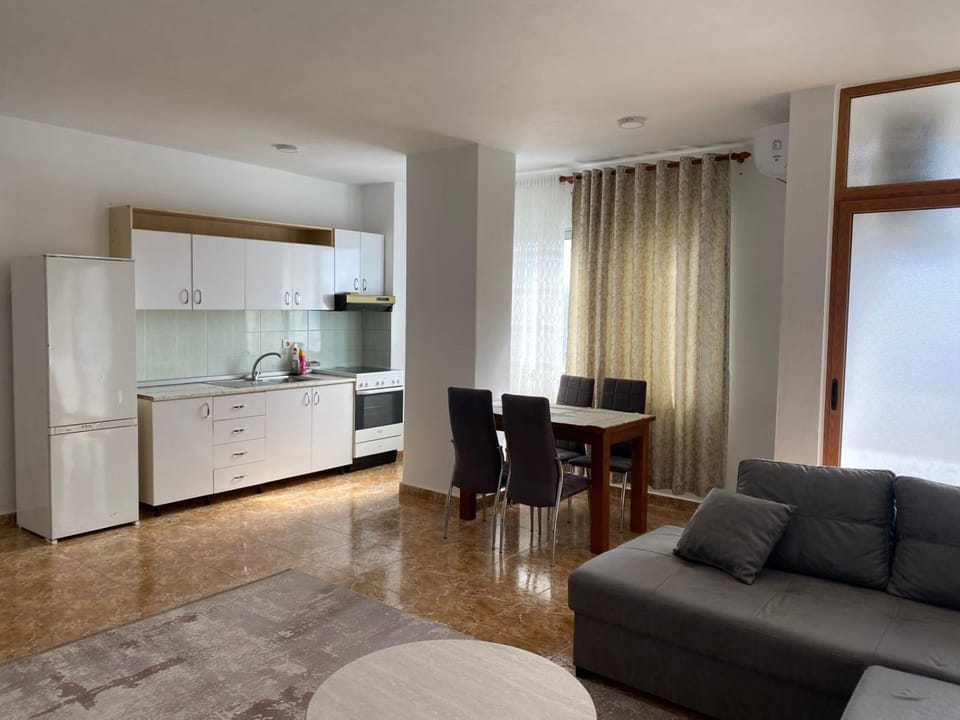 Kitchen or kitchenette, Living room, Seating area, Dining area, minibar