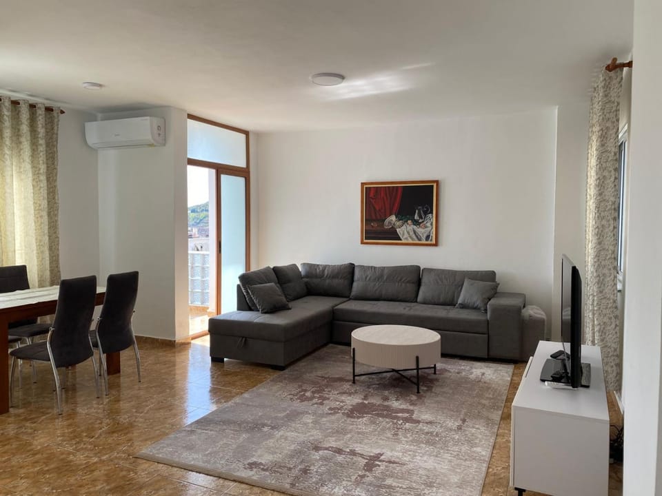 TV and multimedia, Living room, Seating area, Dining area, air conditioner