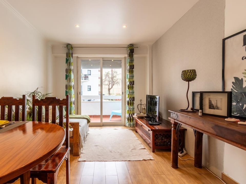 TV and multimedia, Living room, Photo of the whole room, Seating area, Dining area