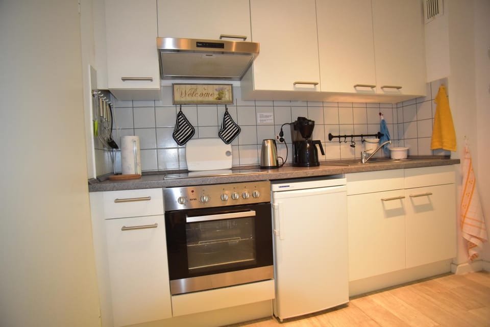 Coffee/tea facilities, Kitchen or kitchenette, stove, toaster