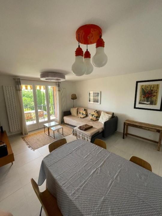 Coquet Appartement Proche plage et Port Apartment in French Riviera