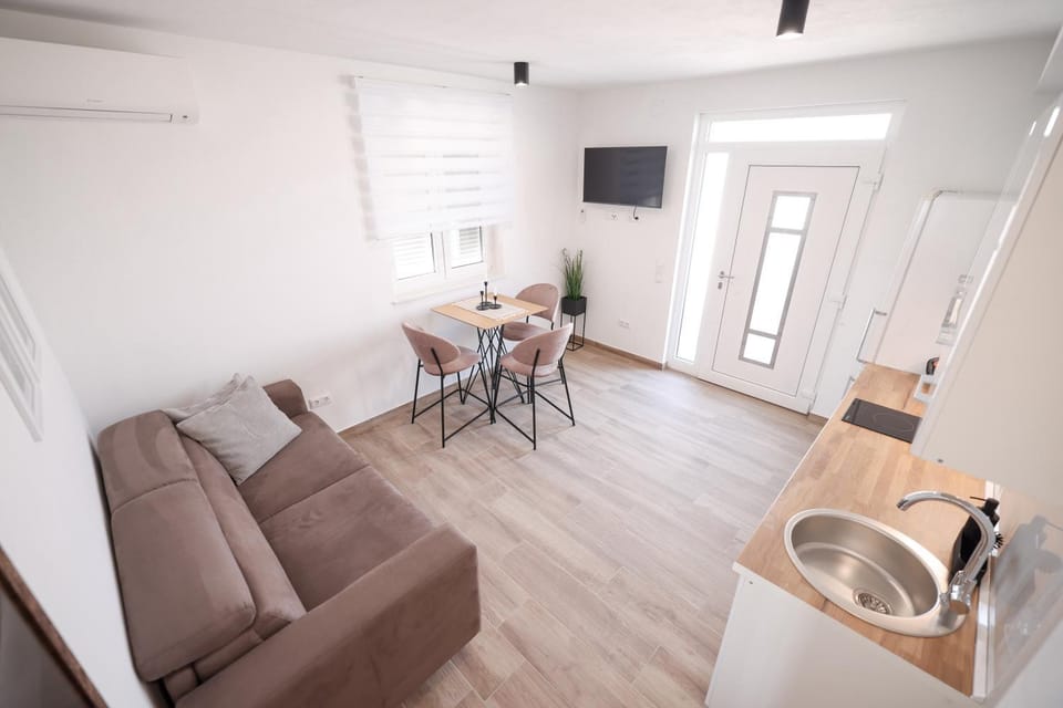 TV and multimedia, Kitchen or kitchenette, Living room, Seating area, Dining area