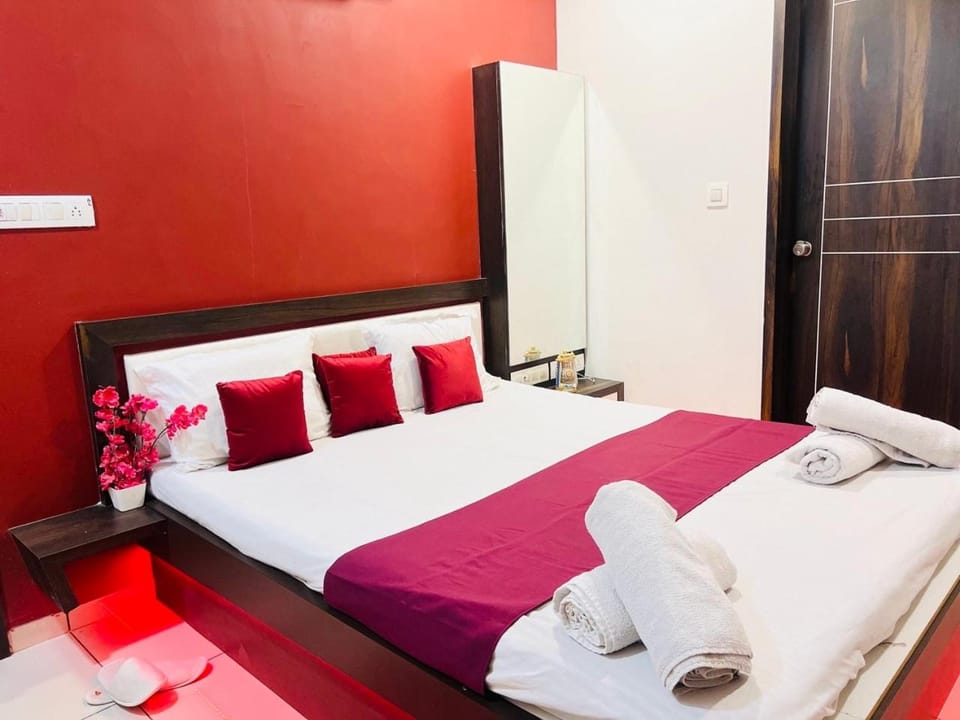 Bed, Photo of the whole room, Bedroom, towels, wardrobe