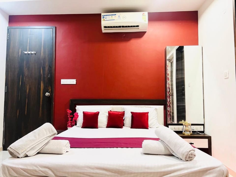 Bed, Photo of the whole room, Bedroom, wardrobe, air conditioner