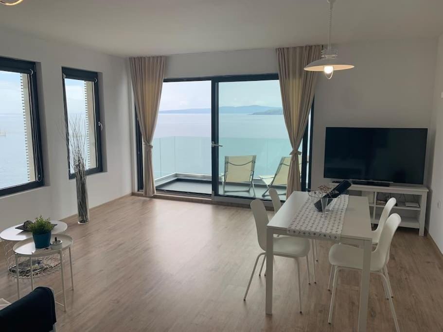 Modern Waterfront 1BR apartment with AC Apartment in Burgas Province