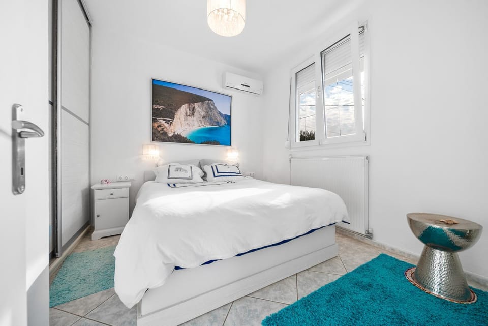 Bed, Photo of the whole room, Bedroom, towels, air conditioner