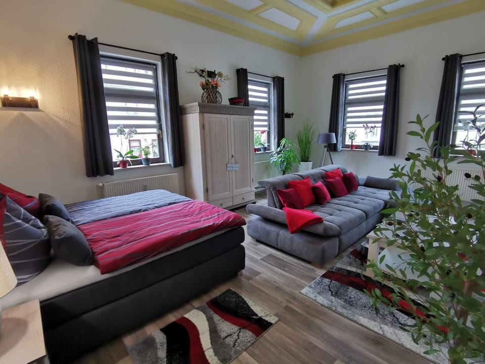 Bed, Living room, Photo of the whole room, Seating area