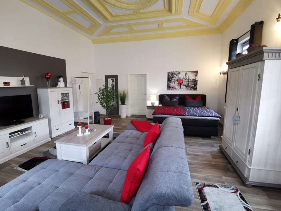 Bed, Living room, Photo of the whole room, Seating area, Evening entertainment