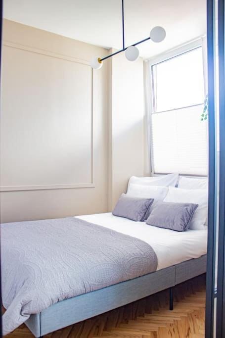 Central Apartment with Balcony and Views, Old Town, metro Apartment in Warsaw