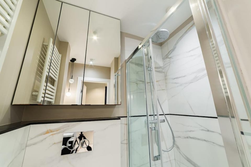 Central Apartment with Balcony and Views, Old Town, metro Apartment in Warsaw