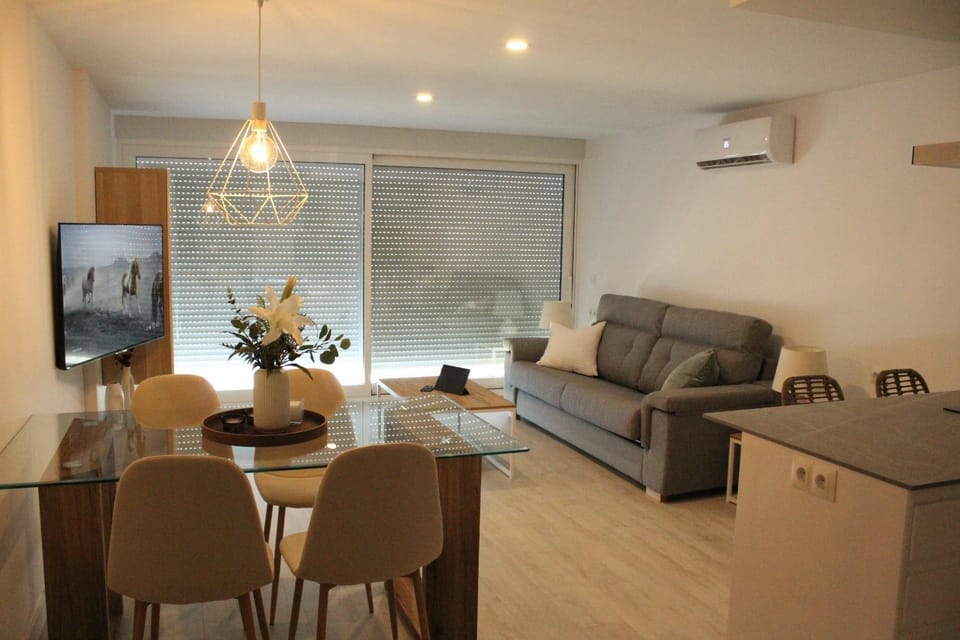 TV and multimedia, Living room, Seating area, Dining area, air conditioner