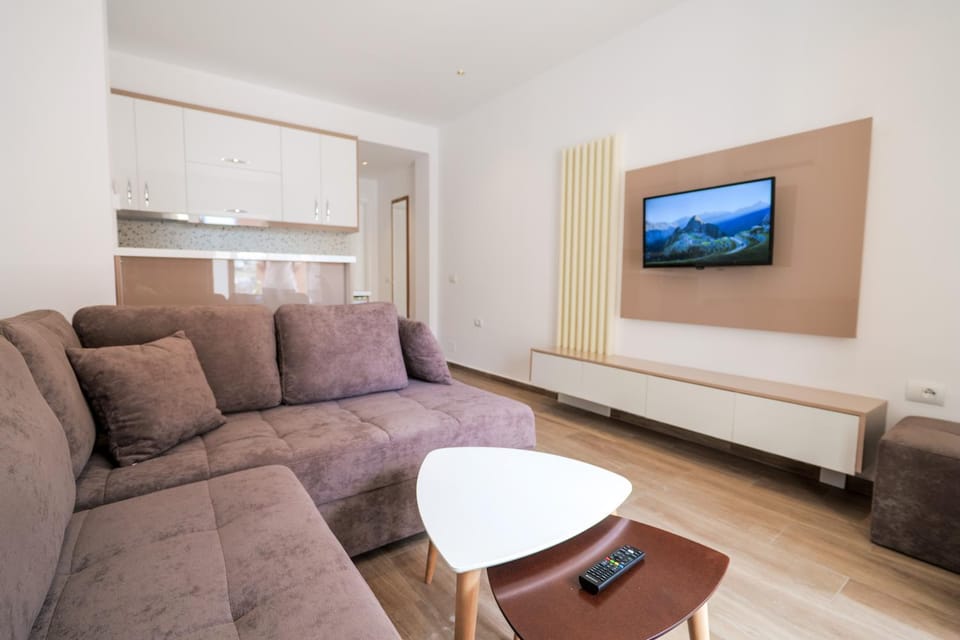 Communal lounge/ TV room, TV and multimedia, Living room, Seating area, Evening entertainment