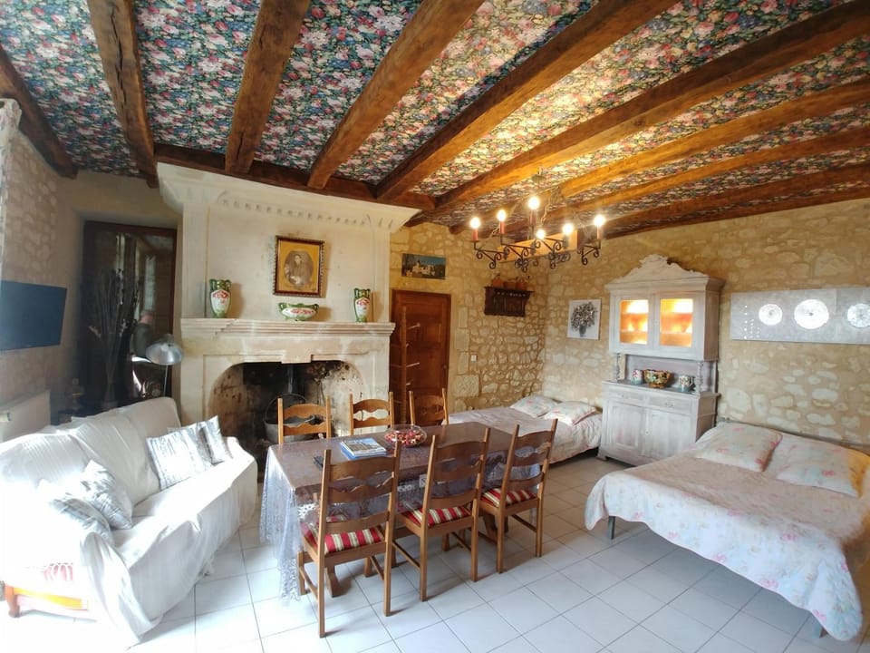Bed, TV and multimedia, Living room, Photo of the whole room, Seating area, Dining area, Bedroom