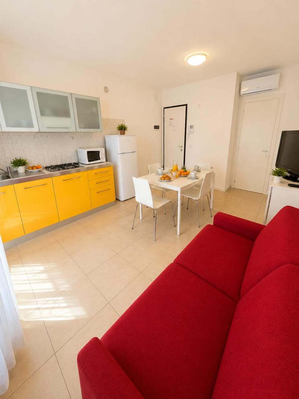TV and multimedia, Kitchen or kitchenette, Dining area, dishwasher, microwave