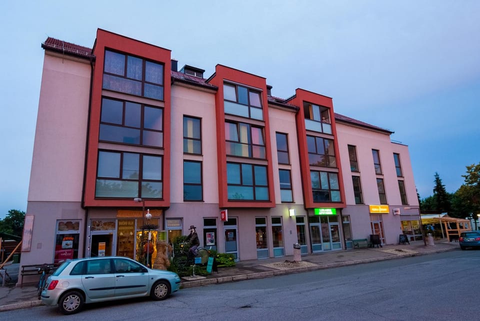Restaurant/places to eat, Facade/entrance, Neighbourhood