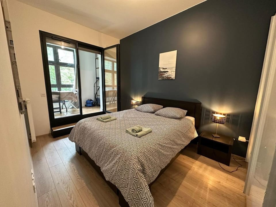 Bed, Photo of the whole room, Bedroom, towels