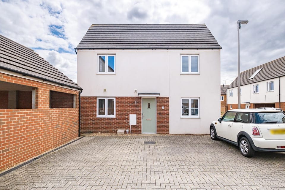 Property building, Day, Neighbourhood, Location, Parking