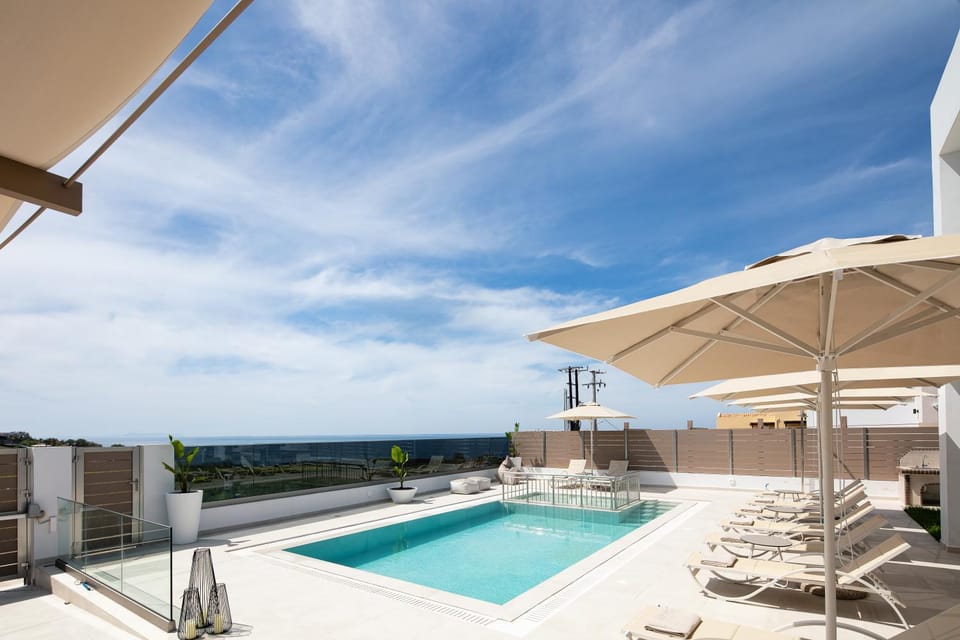 Pool view, Swimming pool, sunbed