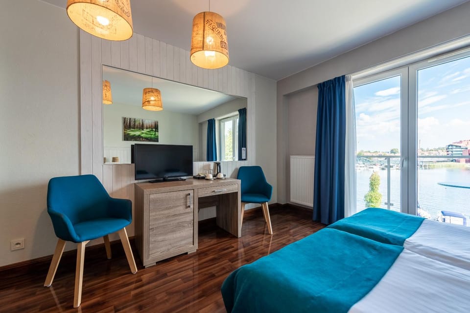 Bed, Natural landscape, Photo of the whole room, Lake view